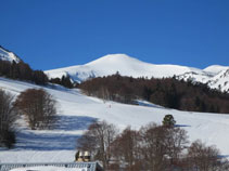 El redondeado pico de Tarbésou bien nevado.