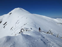 Bajando desde el pico de la Coumeille de L´Ours hacia el cuello, con el Tarbésou imponente al fondo.