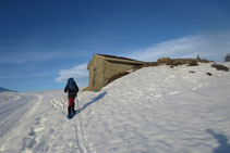 Cabaña de piedra y cemento.