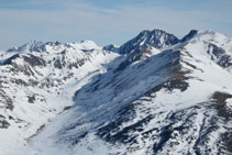 Vistas de la Coma d´en Garcia; el Puigpedrós de Lanós y el Puig de la Coma d´Or.