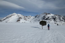 Llegando al collado, delante de nosotros la Coma d´en Garcia: el Tossal Mercader, el Querforc y la cresta de Les Lloses.