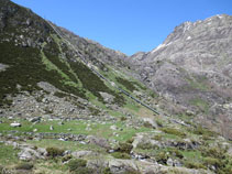 Vamos girando ligeramente a la izquierda adentrándonos en el valle de Siscar.