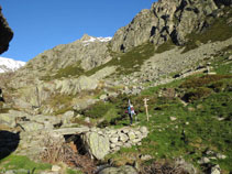 Llegamos a una bifurcación de caminos después de cruzar el río de Siscar por un pequeño puente.