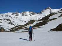 Al fondo, la cresta fronteriza entre Andorra y Francia con el Cilindro y el pico de Escobes.