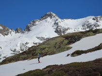 El pico de Escobes está omnipresente durante toda esta parte de recorrido por el valle de Siscar.