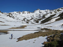 Llegando a la planicie. Al fondo se encuentra el refugio libre de la Besina.