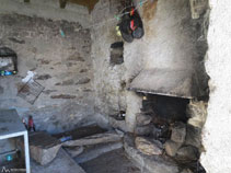 Interior de la cabaña de la Besina.