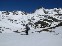 Delante nuestro ya tenemos el lago de Siscar, presidido por el destacado relieve del pico de Escobes.