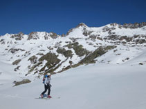 Vamos girando a la derecha con un paisaje extraordinario como telón de fondo.