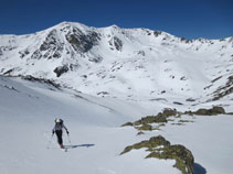 Subiendo; el Roc Meler y el pico de la Cabaneta al fondo, por encima del lago de Siscar.