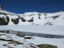 El pequeño lago de Pédourrés, prácticamente todo helado.