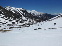 Bajamos por el valle de Arques.