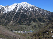 El pico del Tossal Mercader (2.547m) domina la vertiente SE del pueblo de L´Hospitalet-près-l´Andorre.