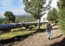 Subimos por el lado del tubo de agua.