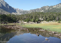 Bonito lago de Lladres, que tiene una pequeña presa.