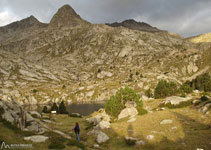 Ya vemos muy cerca el lago de la Llastra y al fondo los Tucs de Saburó.