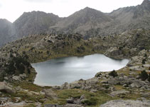 Mirada atrás hacia el lago de la Llastra.