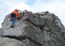 Bloque de granito que nos encontramos en la arista, tras coincidir con el sendero que sube desde el collado de Peguera.