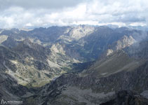 Vistas en dirección N: valle de Monestero, Encantats, Ratera, Saboredo, Bassiero, Amitges,...