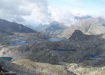 Vistas en dirección S: zona lacustre de Cabdella, lago de Saburó, lago de Mar, lago Colomina,...