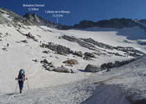 Dejamos el desvío del Portillón Superior y subimos recto para arriba. Vemos por primera vez delante nuestro el Pico de la Maladeta y el collado de la Rimaya.