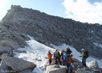 Desde el collado, el acceso a la cima de la Maladeta es rápido.