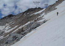 De bajada (en dirección E) hacia el glaciar del Aneto.