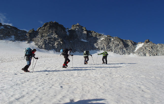 Maladeta Oriental (3.308m) y pico Abadías (3.271m) por la Renclusa 2 