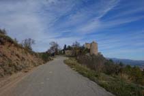 Una pista asfaltada nos acerca al Castellvell.