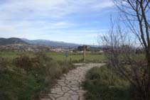 El sendero, empedrado en este tramo, nos lleva hasta la Creu del Castellvell. Nosotros giramos a la izquierda.