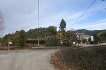 Cruzamos la carretera de Lladurs y llegamos al Camping El Solsonès.