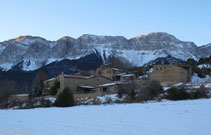 Pueblo de Estana con el Cadí detrás.