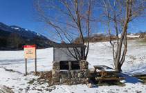 Zona de barbacoa con unas mesas para pasar un buen día en la montaña.