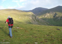 La cumbre del Puigmal ya se observa desde Fontalba, por lo que el itinerario es bastante sencillo de identificar.