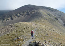 La cima que tenemos delante no es propiamente la cima del Puigmal, ésta queda escondida justo detrás, bien cerca.