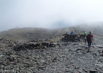 Cerca de la cima hay numerosos vivacs para refugiarse del frío y del viento.