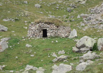 El cremallera circula por el lado del lago de Nuria, dónde se pueden practicar diferentes actividades náuticas: paseo con barca, canoa,...