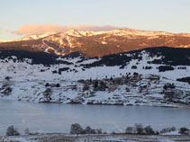 Vistas del lago y el pueblo de Puyvalador