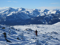 Bajando con espléndidas vistas a los Puig Perics y el valle de Galba