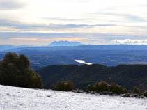 Pantano de Sant Ponç con Montserrat al fondo