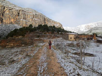 La Roca de Canalda al fondo majestuosa y La Casanova enfrente de nosotros