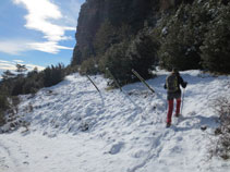 Giramos a la izquierda por el sendero que va por el pie de la Roca de Canalda