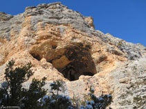 Cueva que requiere de una trepada para entrar en ella