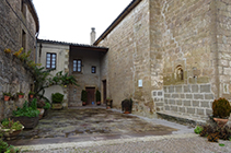 Entrada de la iglesia de Sant Miquel y la rectoría.