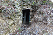 Puerta de entrada del pozo de hielo.