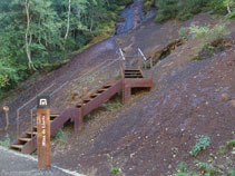 Escaleras de acceso a la entrada de la Mina de Llorts.