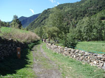 El camino pasa entre muros de piedra, punto 6.