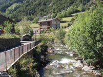 Vemos las primeras casas de La Cortinada.