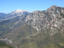 El Puig dels Terrers (2.467m), el collado de Pendís (1.786m), el Moixeró (2.078m) y las Penyes Altes (2.276m).