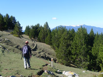 El sendero avanza por la falda de la montaña.